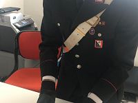 Un carabiniere con la droga sequestrata