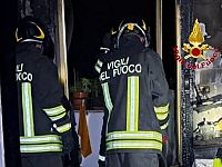 I vigili del fuoco al lavoro sul luogo dell'incendio in appartamento