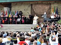 Il Papa sulla scalita del santuario di Loppiano