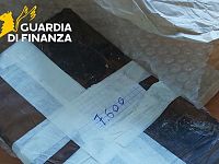 Uno dei pacchi trovati dalla Finanza