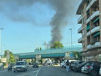 La colonna di fumo sprigionata dall'incendio