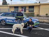 Il cane Betti con gli agenti della PolStrada