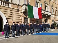 Il picchetto sotto la bandiera italiana