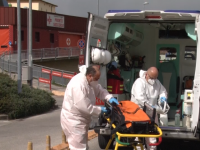 Igienizzazione di un'ambulanza dopo un servizio all'ospedale Lotti, dietro il mezzo c'è il pronto soccorso