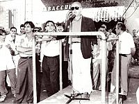 Gino Nunes con Enrico Rossi a sinistra in un comizio negli anni 80 davanti al Bar Mauro (foto dal gruppo Facebook 