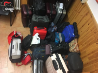 I bagagli in cui era stipata la refurtiva rinvenuta