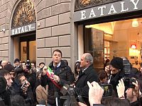 Farinetti e Renzi il giorno dell'inaugurazione di Eataly a Firenze