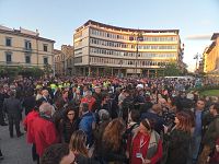La folla in piazza Vittorio Emanuele II a Pisa