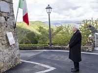 Il presidente Mattarella a Civitella dinanzi all'epigrafe commemorativa della strage
