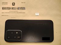 Uno dei telefonini rinvenuti