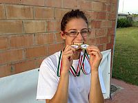 Irene Siragusa con le due medaglie di campionessa italiana dei 100 e dei 200