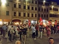 I manifestanti in piazza Ficino