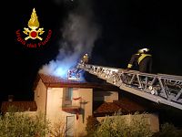 L'incendio al tetto della palazzina e l'intervento dei vigili del fuoco