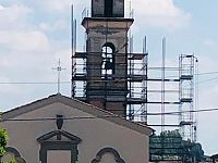 Il campanile e la chiesa della Vergine