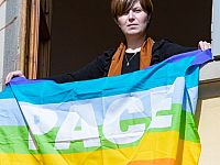 La sindaca di Empoli Brenda Barnini con la bandiera della pace