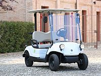 L'auto elettrica biposto per i commercianti del centro storico di Peccioli