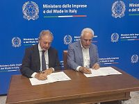 Da sinistra il ministro Urso e il presidente Giani alla firma dell'addendum