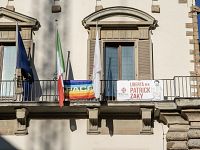 La bandiera della pace esposta dall'ufficio del sindaco Dario Nardella
