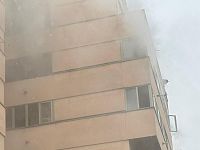 Il fumo dalle finestre del palazzo