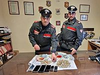 I carabinieri con droga, soldi e oggetti sequestrati