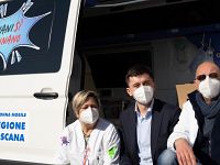 Il camper vaccinale con due operatori sanitari e Bernard Dika, consigliere del presidente Giani