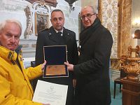Il premio a Bolognesi ritirato da un rappresentante di Coldiretti