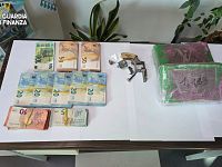 Droga, pistola e soldi sequestrati