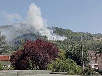 L'incendio è in prossimità di alcune case