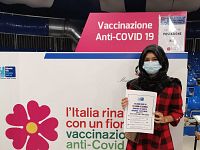 Una ragazza straniera dopo la vaccinazione