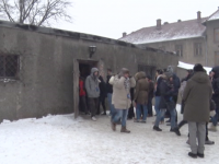 L'ingresso della camera a gas del campo di sterminio di Auschwitz