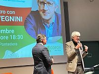 Beppe Severgnini con Federico Monechi sul palco degli Eco Incontri Ecofor
