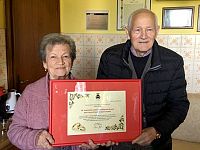 Assuntina Lunardi e Romano Ricotti con la pergamena per i loro 60 anni di matrimonio