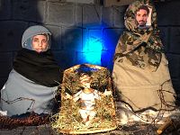 La culla con Gesù Bambino, la Madonna con il velo e Giuseppe in abiti arabi, una vera famiglia musulmana che rappresenta la Natività