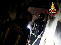 I vigili del fuoco sul luogo dell'incendio