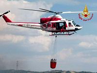 L'elicottero antincendio in azione
