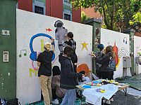 I ragazzi impegnati a dipingere il cantiere