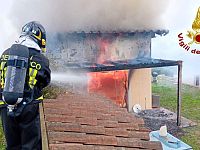 I vigili del fuoco sul luogo dell'incendio