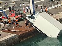Il camion in bilico sulla banchina