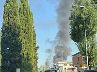 La colonna di fumo sprigionata dall'incendio