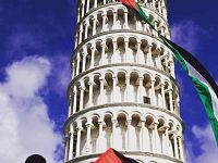 La bandiera della Palestina esposta sulla Torre di Pisa