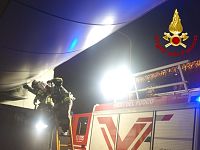 I vigili del fuoco al lavoro sotto al viadotto
