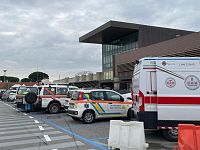 Volontari in campo per effettuare i tamponi all'aeroporto di Firenze