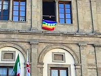 L'assessore Cosimo Guccione espone la bandiera dai suoi uffici in Palazzo Vecchio