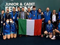 Fabio Mastromarino col suo gruppo sportivo e la bandiera italian