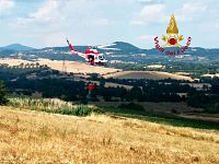 L'elicottero antincendio in azione a Manciano