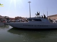 L'imbarcazione della Finanza nel porto di Livorno