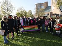 La panchina arcobaleno inclusiva è la prima del genere in Toscana, la terza in Italia