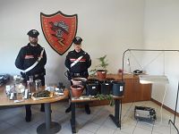 I carabinieri con droga e materiali sequestrati
