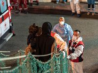 Lo sbarco dei migranti nel porto di Livorno
