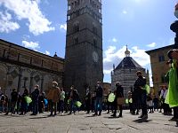 La manifestazione dei commercianti in piazza Duomo
